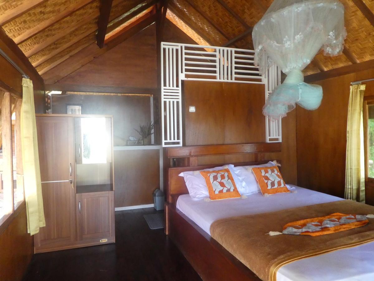 Maryan Moyo Bungalows & Resto Moyo Island Bilik gambar