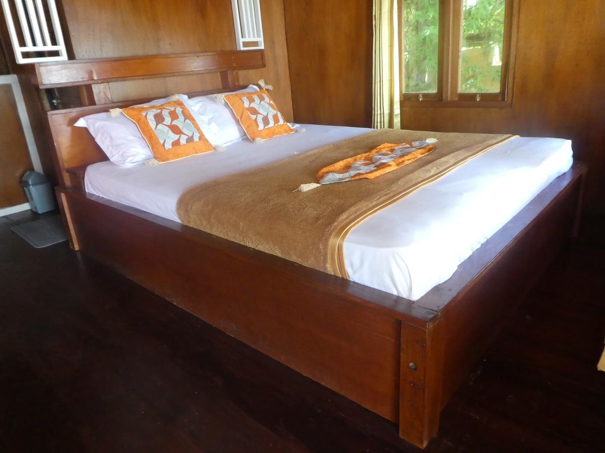 Maryan Moyo Bungalows & Resto Moyo Island Bilik gambar